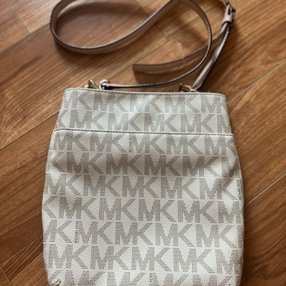 Michael Kors Travel Large Messenger Crossbody Bag Light Cream Multi - Picture 4 of 5